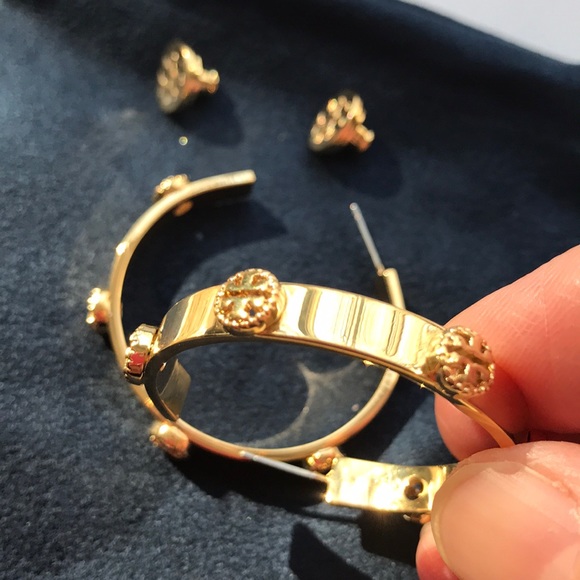 Brand New! Tory Burch logo hoop gold tone Earring - Picture 8 of 8